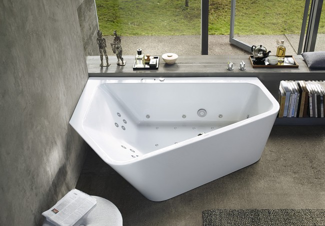 Угловая ванна интересной формы (неправильный многоугольник) в современном интерьере