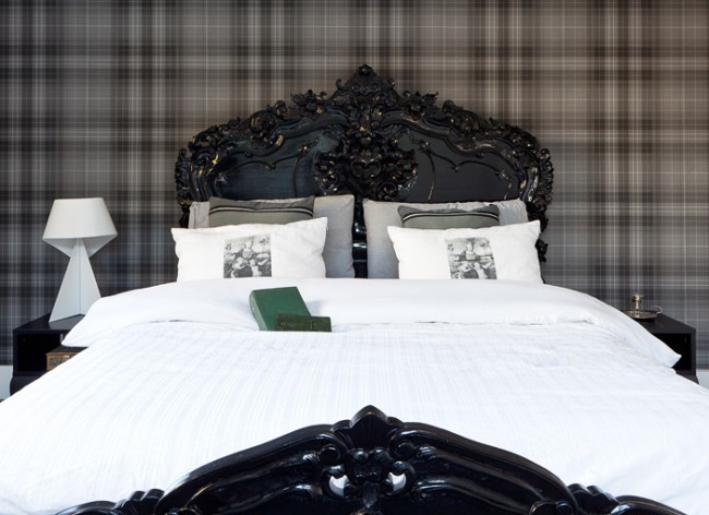 Индивидуальный дизайн помещения спальни в темных тонах с клеткой-шотландкой