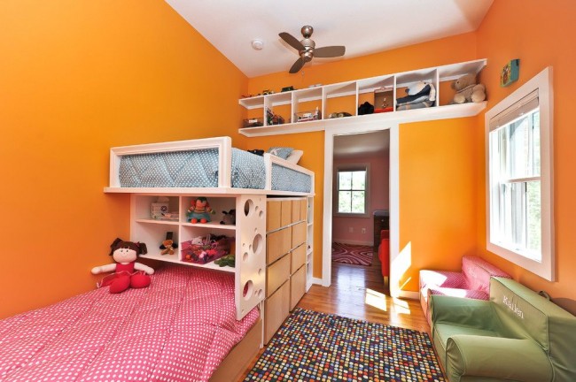 Двухъярусная кровать, встроенные ящики для вещей и множество полок в детской комнате – отличный способ экономии пространства