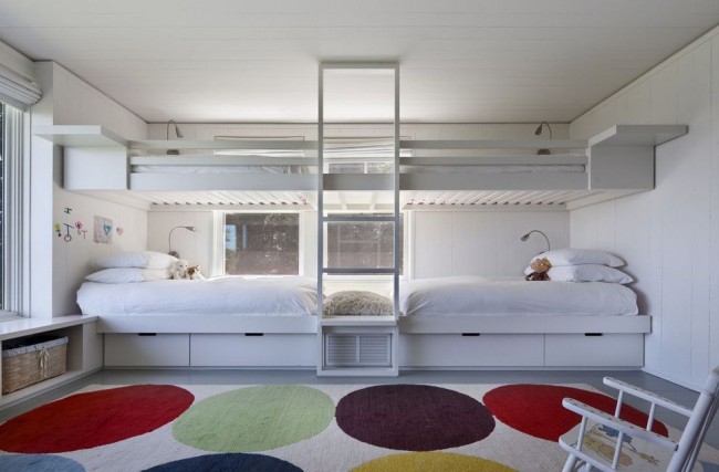 Лаконичные спальные места в интерьере детской спальни в стиле минимализм
