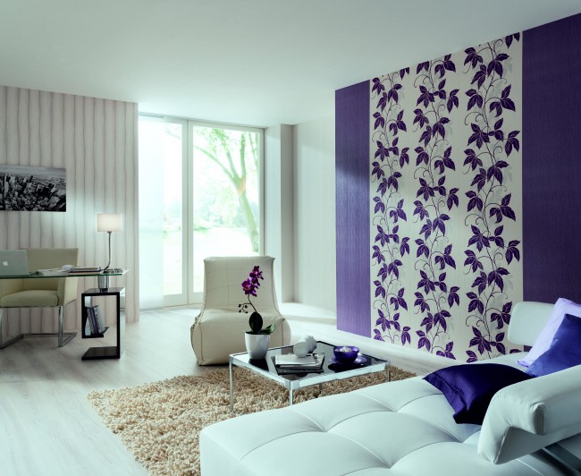 Элегантная гостиная с выразительными фиолетовыми акцентами в элементах интерьера. Рабочая зона отделенная светлыми обоями в вертикальную полоску, что визуально вытягивает комнату