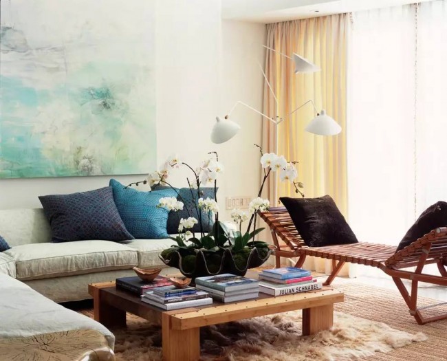 Сочетание цветов в отделке дивана может быть довольно разнообразным, однако, дизайнеры советуют не выходить за рамки 2-3 основных оттенков