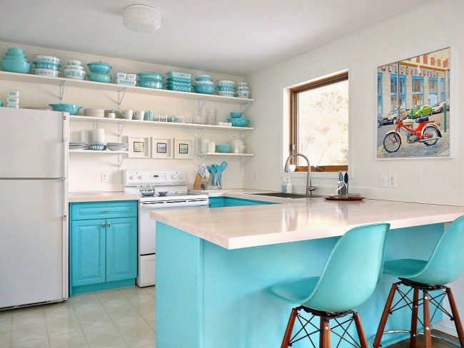 Яркая голубая посуда в тон мебели на кухне в эклектичном стиле