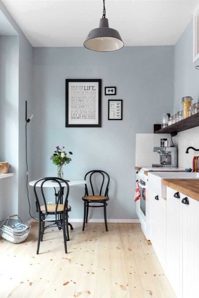 Пастельно-голубые стены и белая мебель в оформлении небольшой кухни
