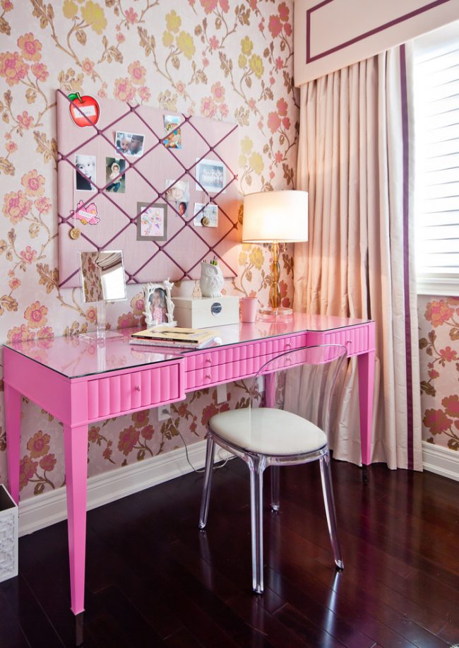 Розовая мебель прекрасно впишется в интерьер комнаты для девочки