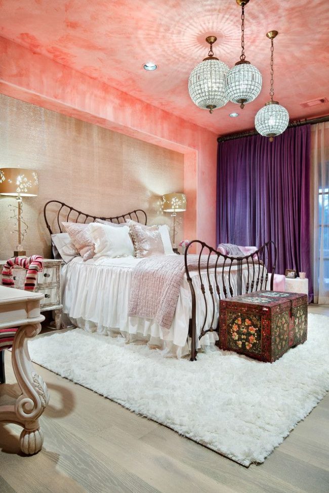 Яркая спальня в средиземноморском стиле с плотными фиолетовыми шторами в пол