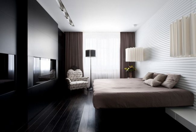 Спальня в стиле модерн с плотными темными шторами в пол