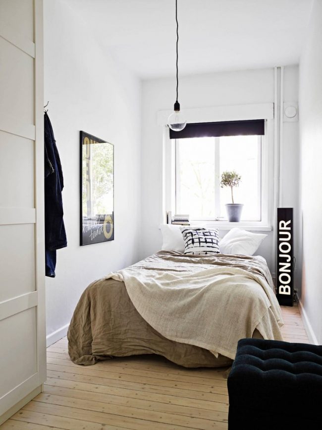 Современный интерьер небольшой спальни в скандинавском стиле