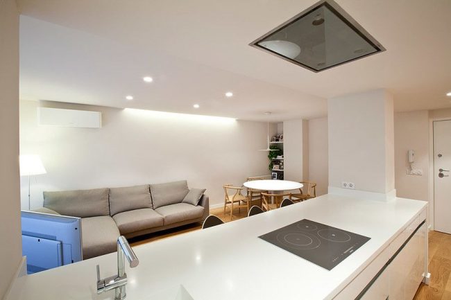 Мягкий массивный диван серого цвета в современном интерьере кухни