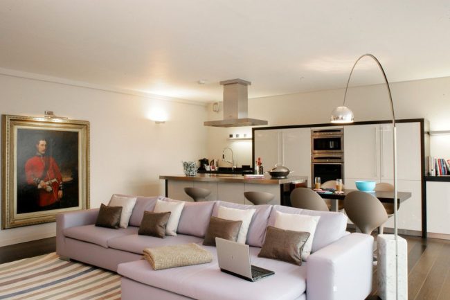 Угловой диван-трансформер лилового цвета на просторной кухне