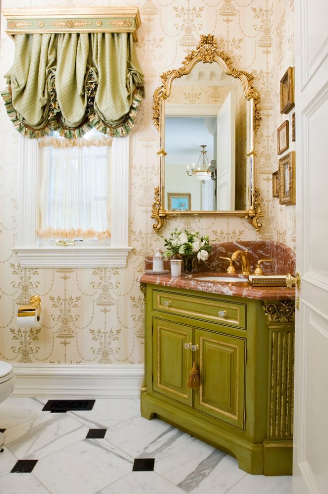 Ванная комната в стиле шебби шик с бежевыми обоями с легким рисунком