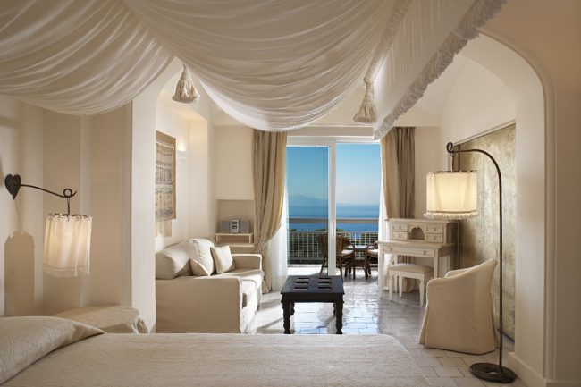 Красивый тканевый потолок в спальне средиземноморского стиля