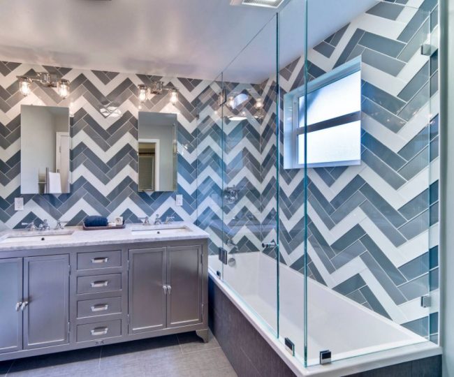 Рисунок в ванной комнате можно создать с помощью разноцветной стеклянной плитки