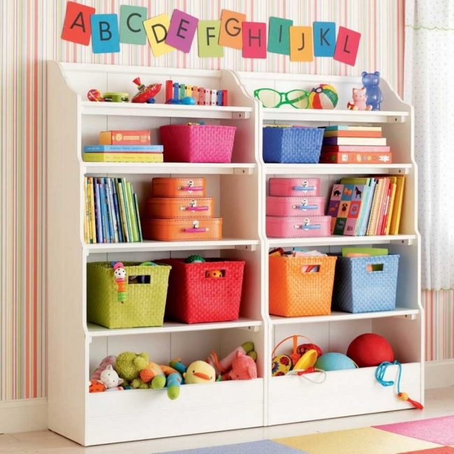 Разноцветный шкаф с множеством полок - отличный вариант для хранения игрушек, который удовлетворит и ребенка, и родителей