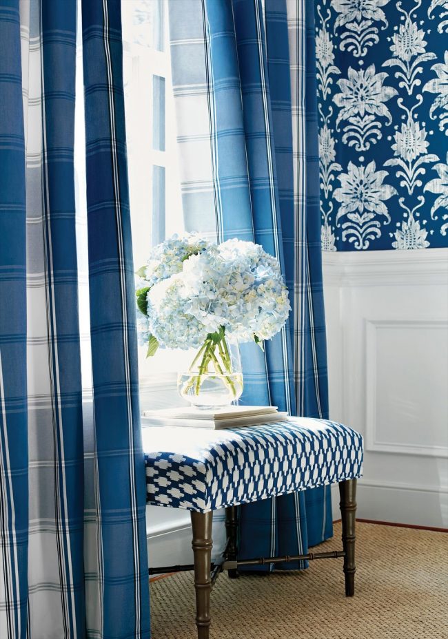 Синие обои: фото - красиво будут смотреться в интерьере комнаты клетчатые шторы и синие обои с цветочным узором
