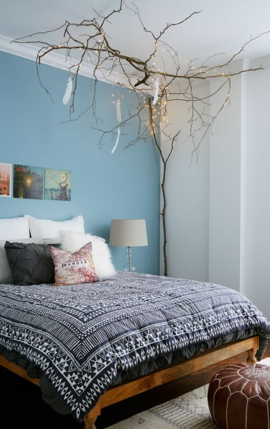 Спальня в бохо-стиле с маленькими масляными картинками, представляющими художественную ценность