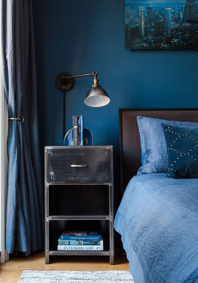 Интерьер спальни в синем, разбавленный мебелью коричневых оттенков