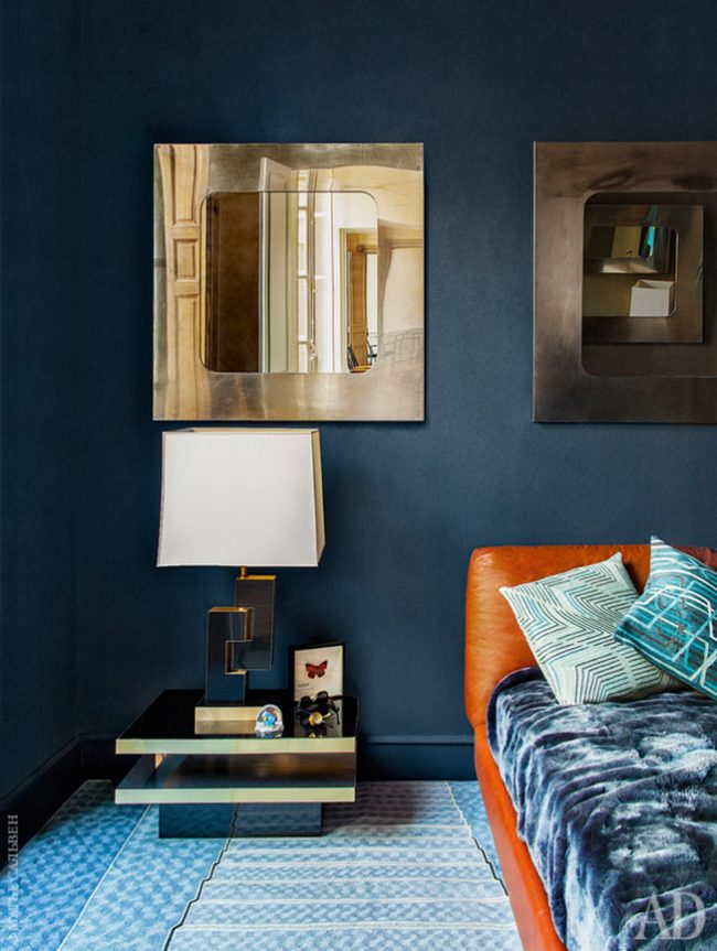 Зеркала в золотой оправе в сочетании с синими стенами придают комнате роскошный вид