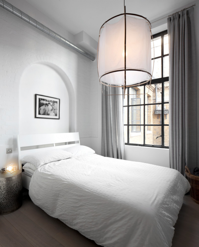 Небольшая спальня в белом цвете с серыми портьерами из льна