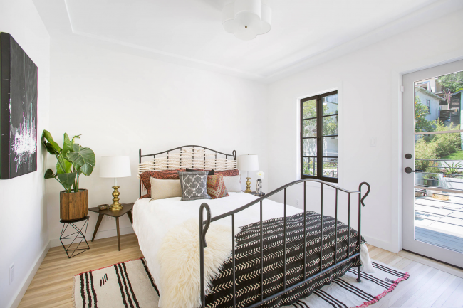 Спальня в эко-стиле: сочетание белого цвета с натуральными материалами в оформлении комнаты