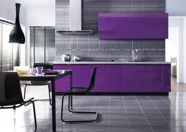 Благодаря отражающей способности, темно-фиолетовый фасад отлично вписывается в серое окружение кухни