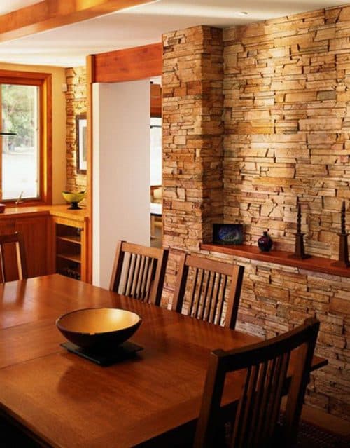 стены в кухне из натурального камня