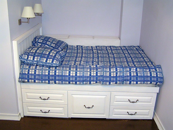 Кровать и ниша в однокомнатной квартире