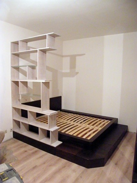 Кровать и ниша в однокомнатной квартире