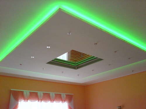 Светодиодная подсветка натяжного потолка на фото