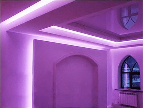 фиолетовая подсветка натяжного потолка