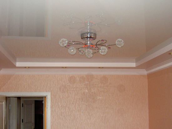 Люстры для низких потолков в интерьере: фото в гостиной