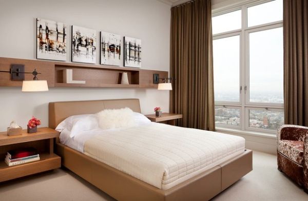 Фото: прикроватные тумбочки в сочетании с полкой над кроватью позволят вам сэкономить место в спальне