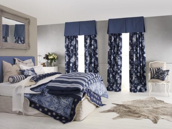 Дизайн тёмно-синих штор с крупными цветами для спальни
