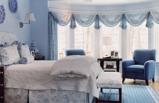 Дизайн штор голубого цвета с ламберекенами для спальни