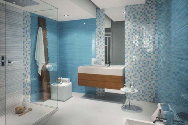Мозаика голубого цвете в отделке ванной