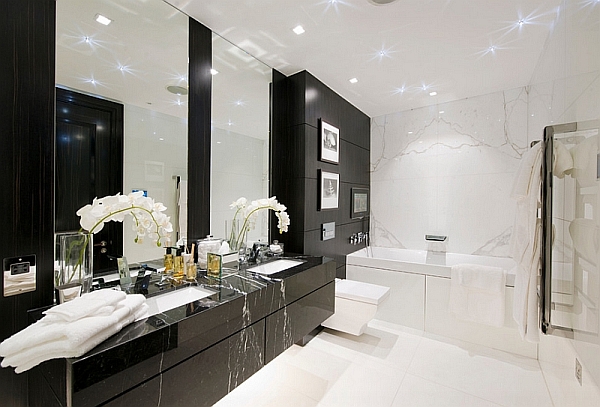 Интерьер белой ванной комнаты с чёрной мебелью