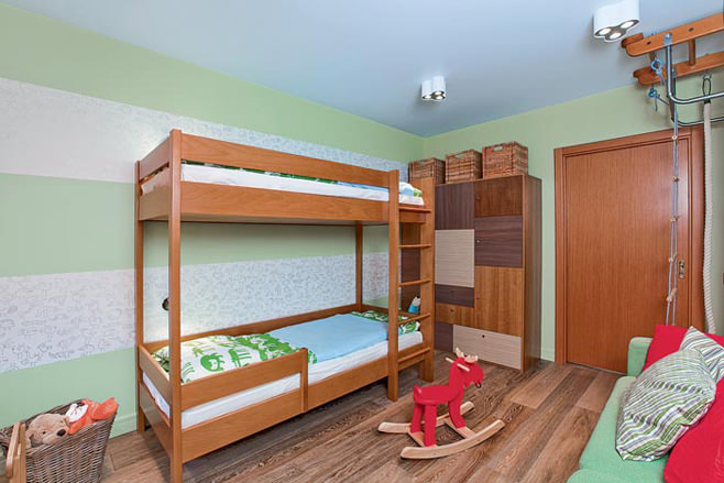 Двухэтажная кровать в детской комнате