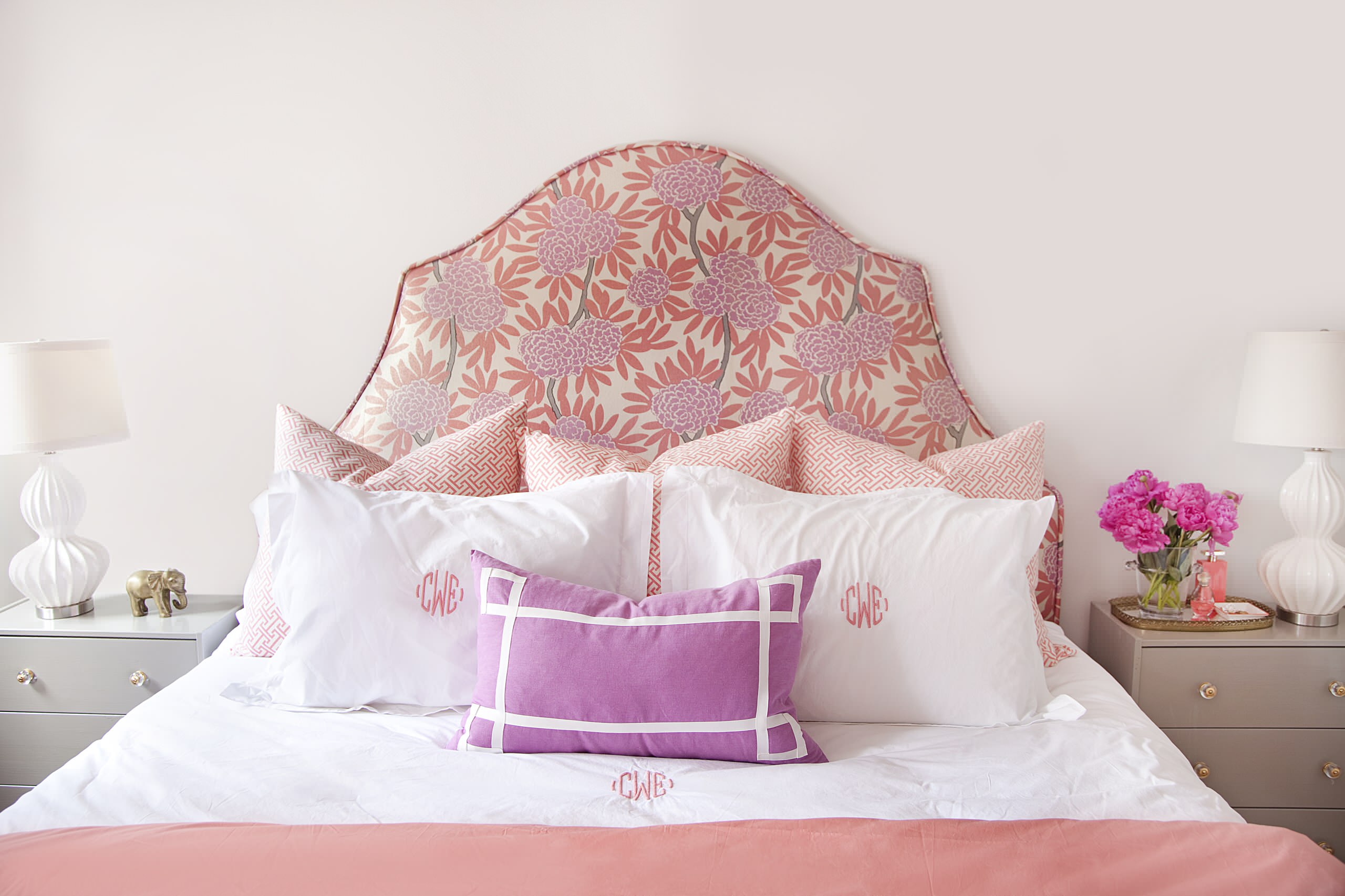 Розовое изголовье кровати в спальне