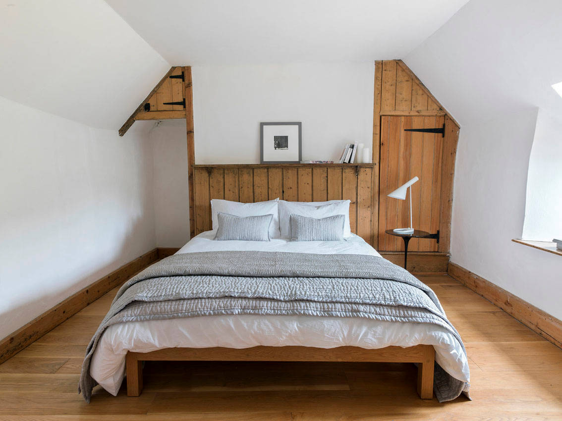 Деревянная вставка над кроватью в спальне