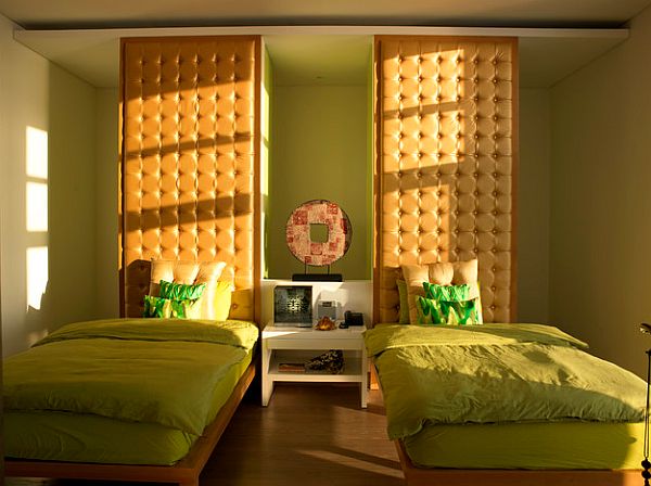 Зеленое постельное белье на кроватях в гостевой спальне
