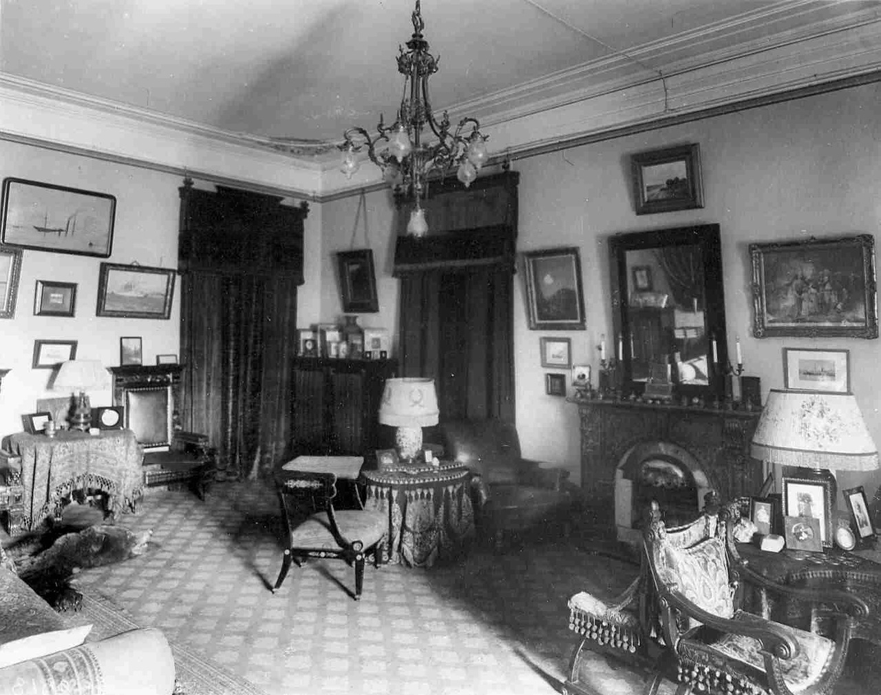 Высокие потолки в гостиной в квартире барона Александра Владимировича Икскуля фон Гильденбрандта