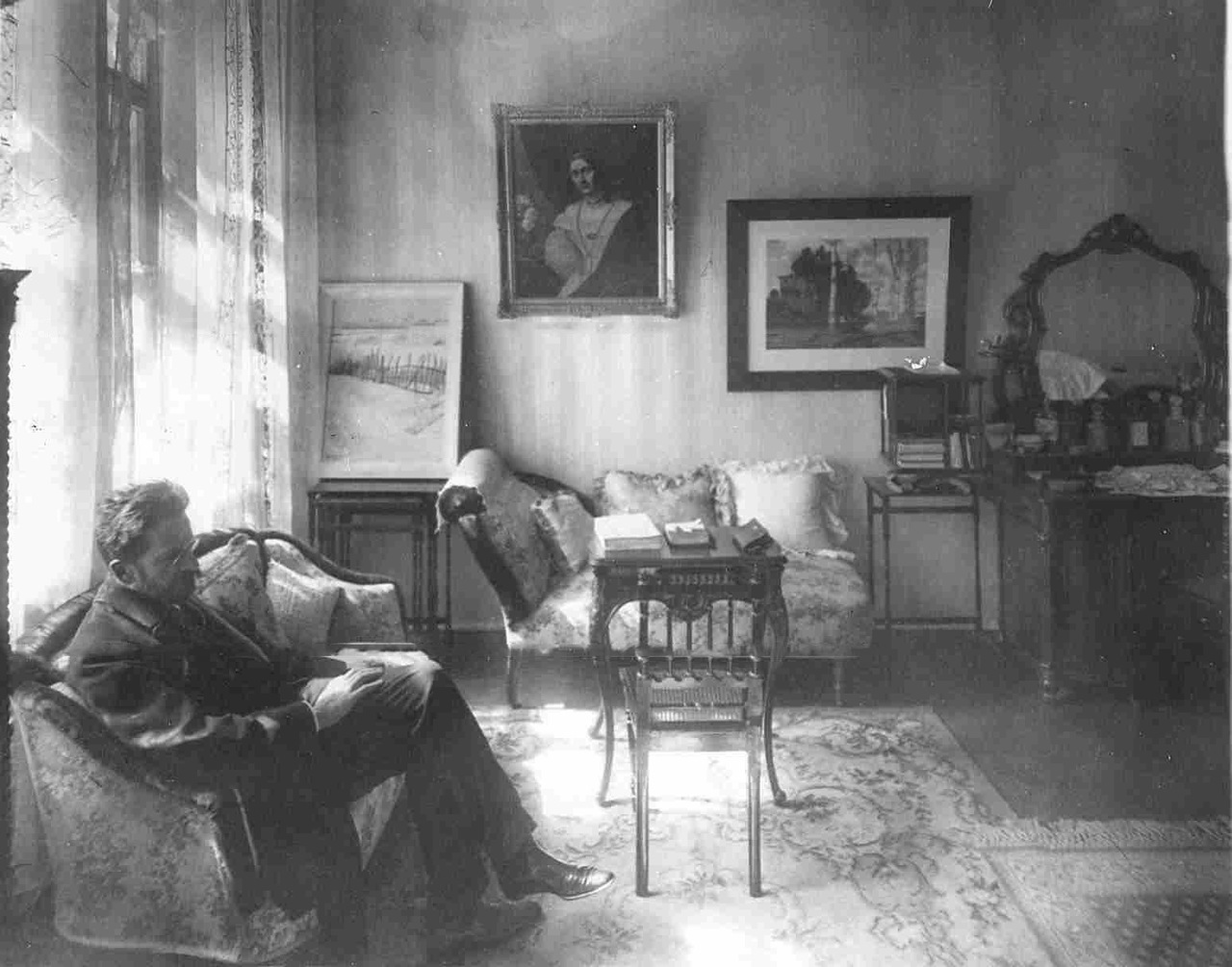 Картины на стенах в спальне квартиры барона Александра Владимировича Икскуля фон Гильденбрандта