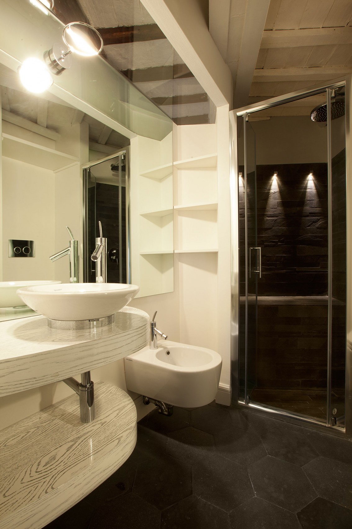 Интерьер ванной комнаты с душевой кабиной - Фото 2