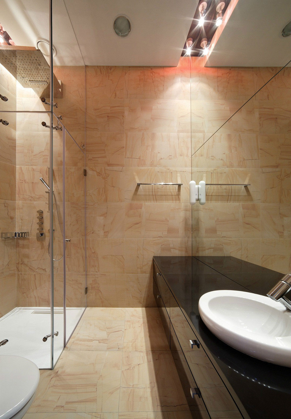 Интерьер ванной комнаты с душевой кабиной - Фото 5