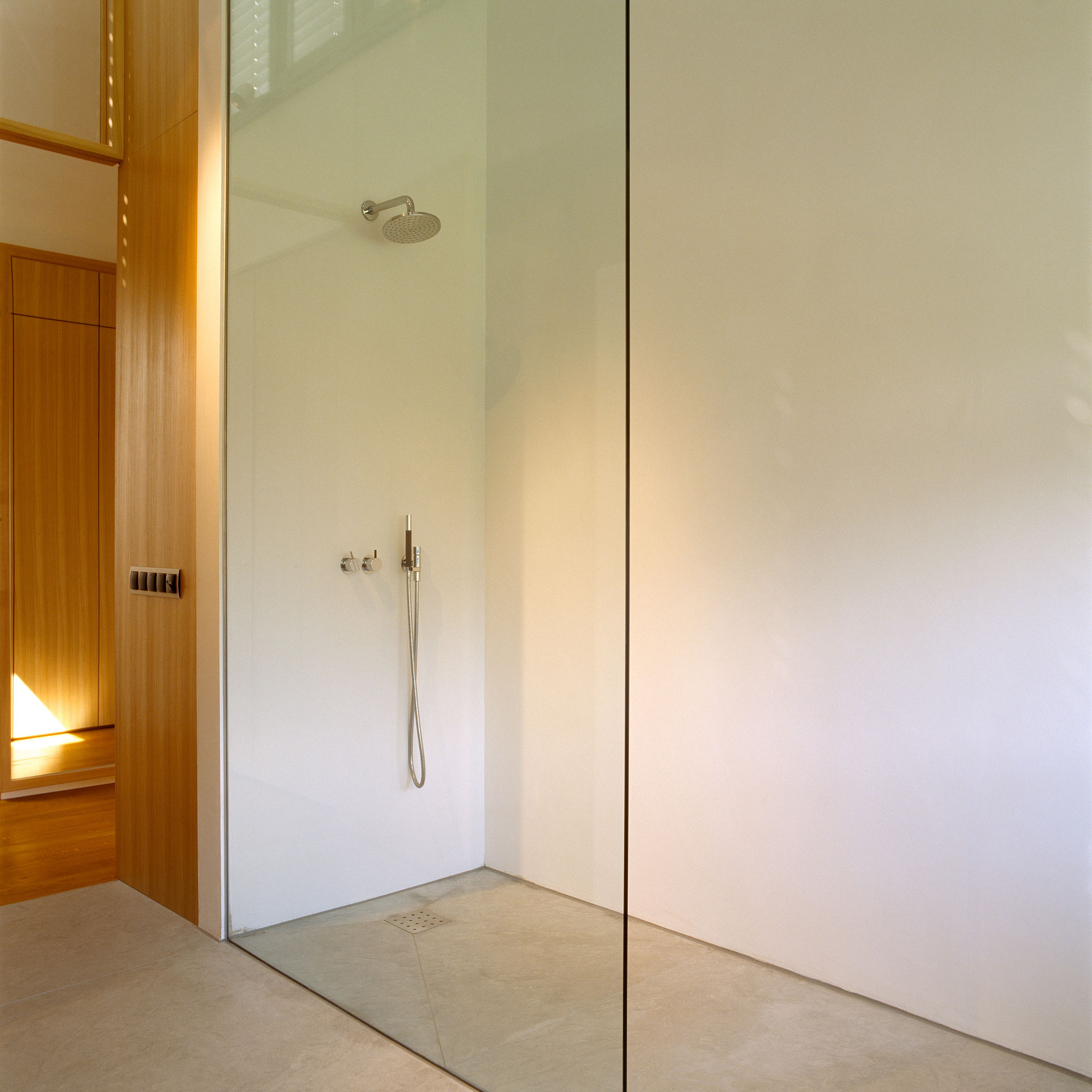 Интерьер ванной комнаты с душевой кабиной - Фото 21