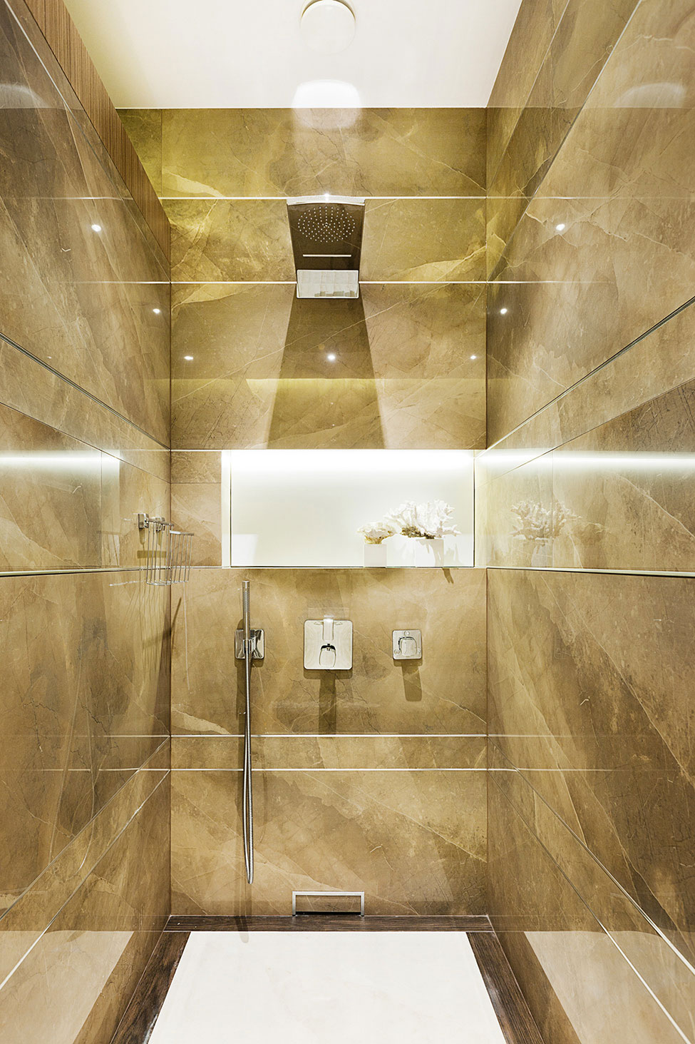 Интерьер ванной комнаты с душевой кабиной - Фото 26