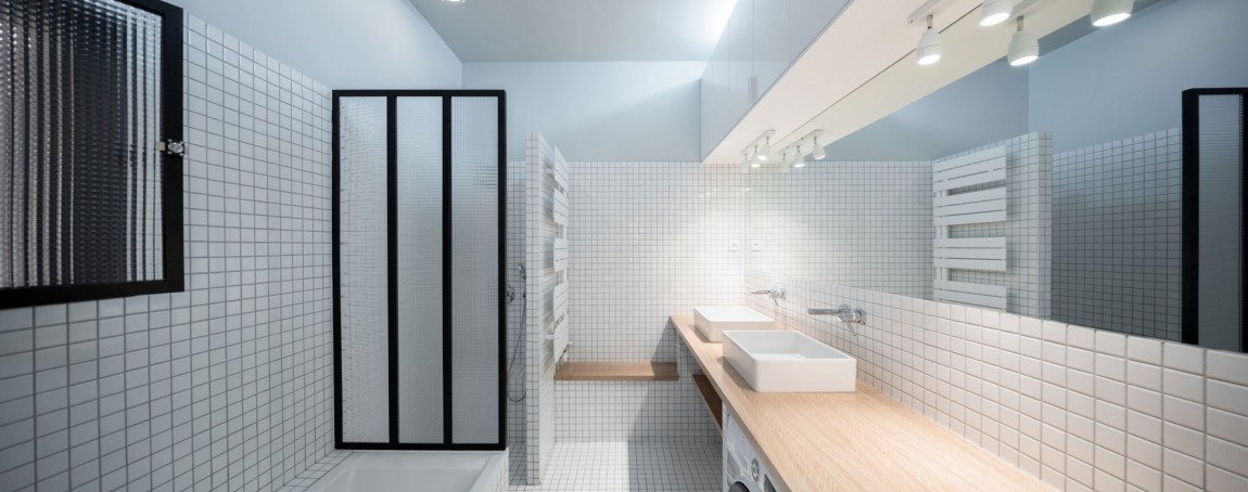 Интерьер ванной комнаты с душевой кабиной - Фото 29