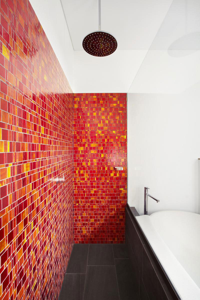 Интерьер ванной комнаты с душевой кабиной - Фото 34