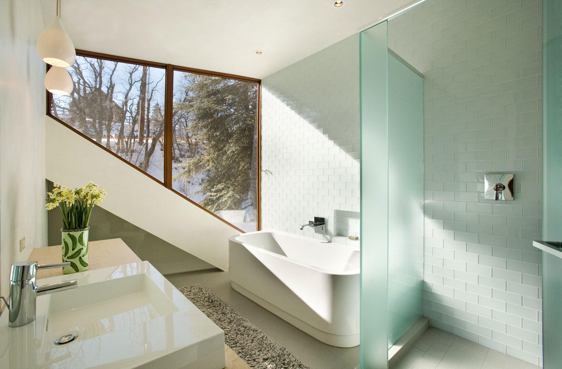 Интерьер ванной комнаты с душевой кабиной - Фото 36