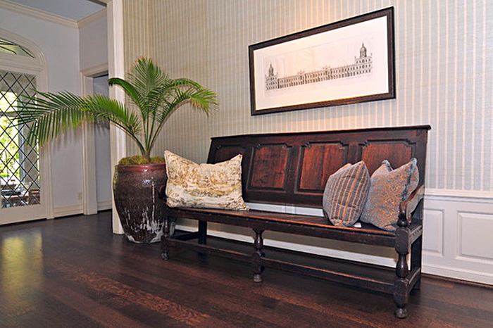 Антикварный диван в дизайне интерьера прихожей